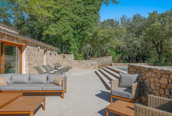 Pool house et grande cuisine d’été hébergement domaine Alône